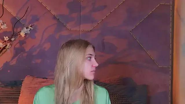 4example_Chloe from StripChat is Freechat