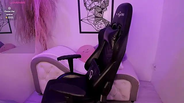 Mad beauty - checkout our excited streamers as they tease to their beloved melodies and slowly squirt for enjoyment to appease your wildest wishes.
