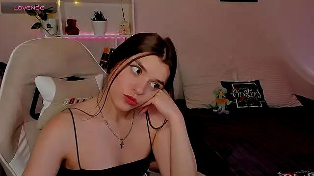 AlexandraMarlow from StripChat is Freechat