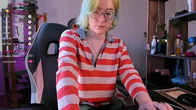 alisahug from StripChat is Freechat