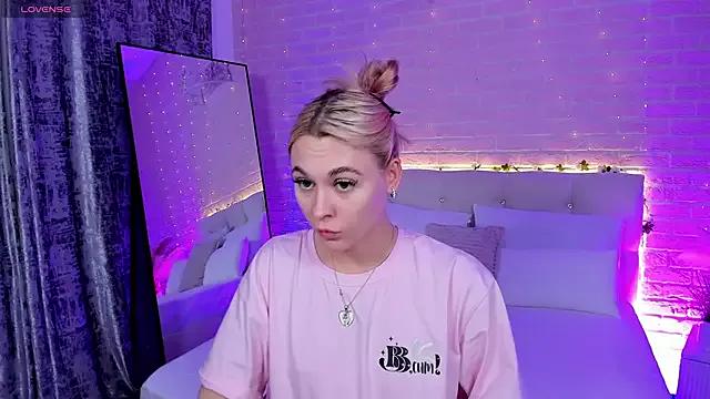 Amanda_Fit_and_Sweet from StripChat is Freechat