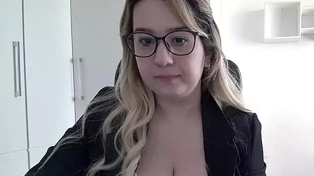 amooraaamoon from StripChat is Freechat