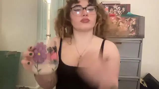 ariapeachy from StripChat is Freechat