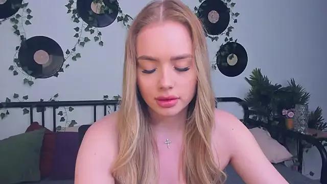 AvroraGoldie from StripChat is Freechat