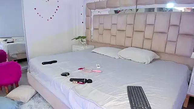 Mad beauty - checkout our excited streamers as they tease to their beloved melodies and slowly squirt for enjoyment to appease your wildest wishes.
