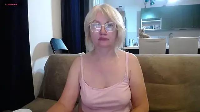 Blond_Woman from StripChat is Freechat