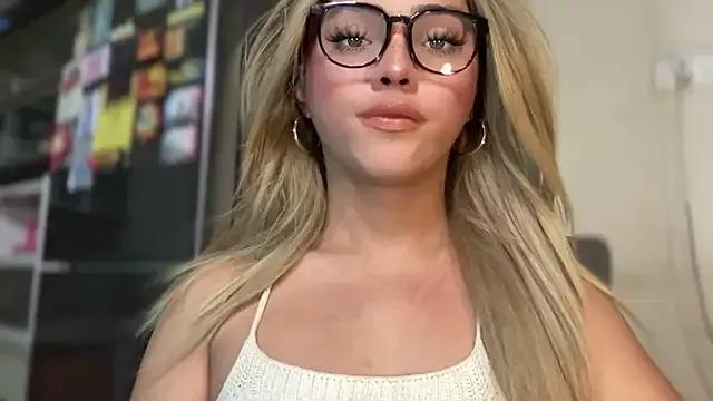 calimonroe from StripChat is Freechat
