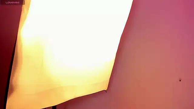 Caroline_Millerr from StripChat is Freechat