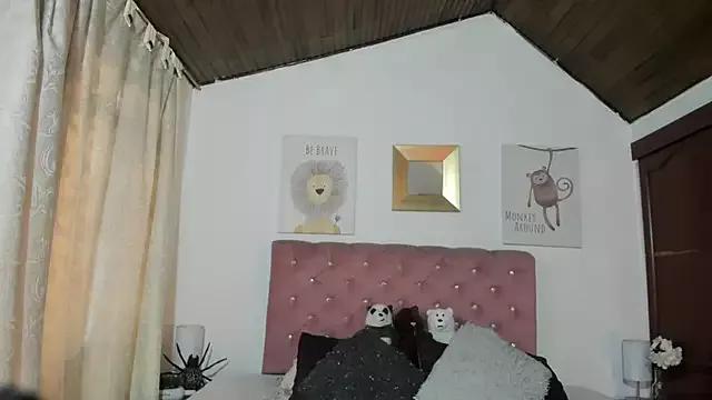 CelessteRedds from StripChat is Freechat