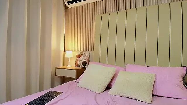 Cristal_amour from StripChat is Freechat