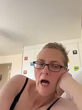 Curvy-Jinx from StripChat is Freechat