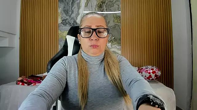 Danna_topless from StripChat is Freechat