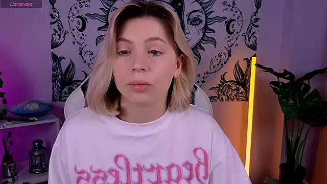 EllySunlover from StripChat is Freechat