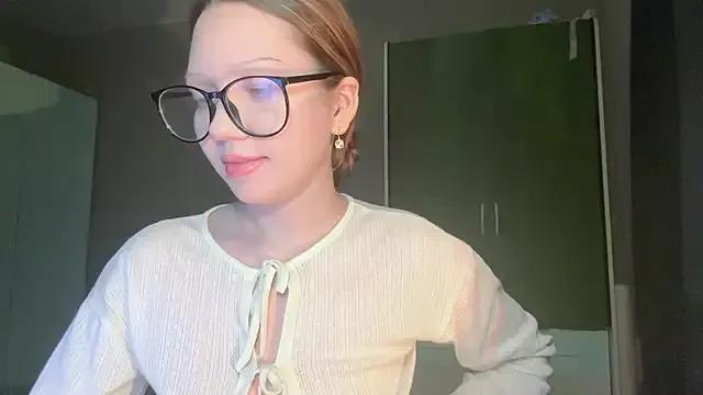 EmiIyKitty from StripChat is Freechat