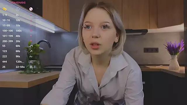 EmiliSaren from StripChat is Freechat