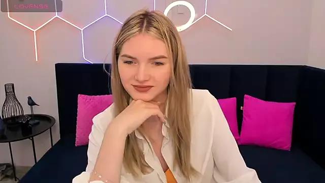EvelineAmore from StripChat is Freechat
