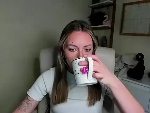 EvelynBlond from StripChat is Freechat