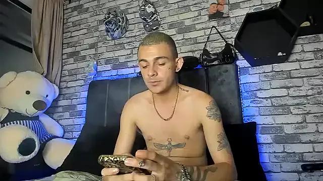 Goldengiiirl from StripChat is Freechat