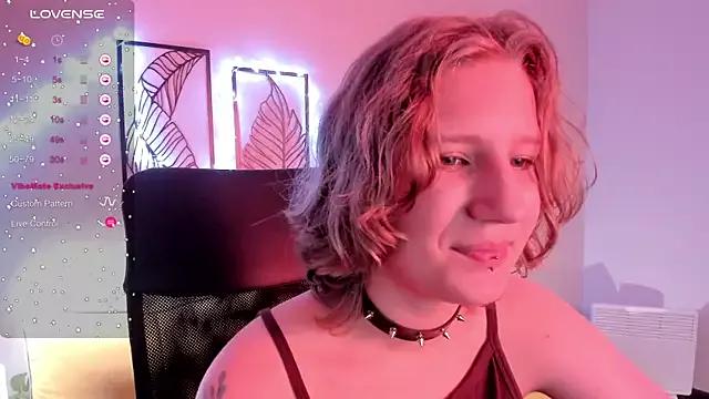 Hailey_Foxy from StripChat is Freechat