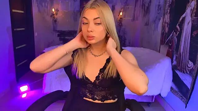 HyileyClark from StripChat is Freechat
