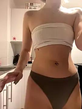 IceEyesUK from StripChat is Freechat