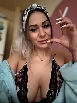 iSelena from StripChat is Freechat