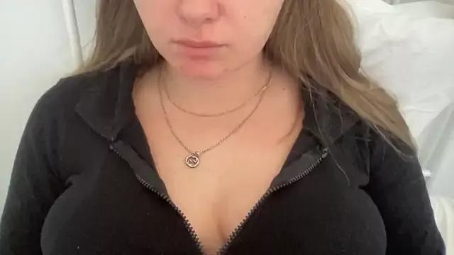KaraLeee from StripChat is Freechat