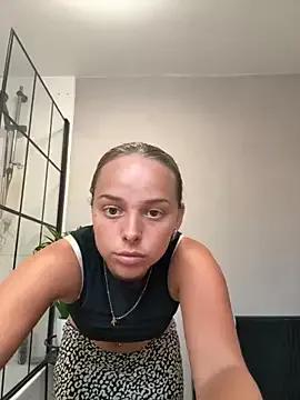 KayleeBella from StripChat is Freechat
