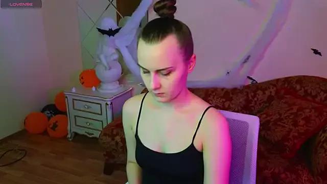 Kelly_Cartier from StripChat is Freechat