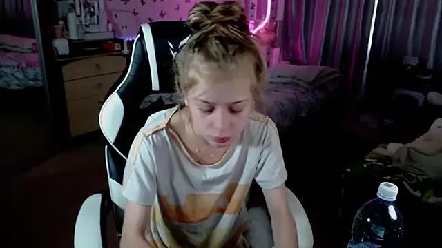 Kira_honeyy from StripChat is Freechat