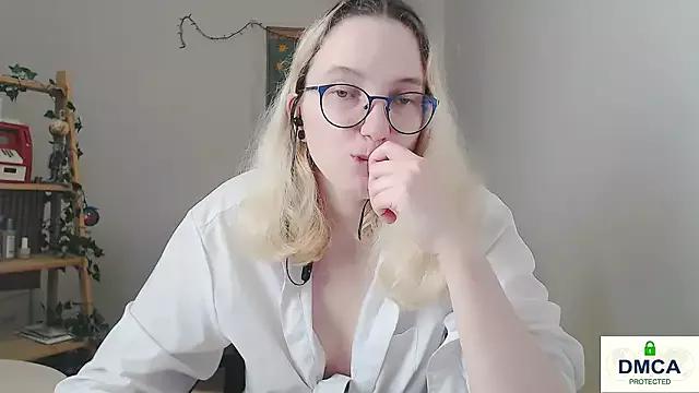 kiratarot from StripChat is Freechat