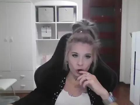 KristineGlow from StripChat is Freechat