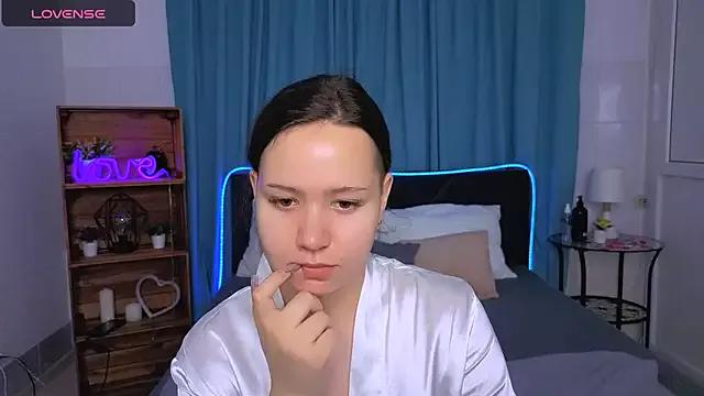 Laura_Ellinss from StripChat is Freechat