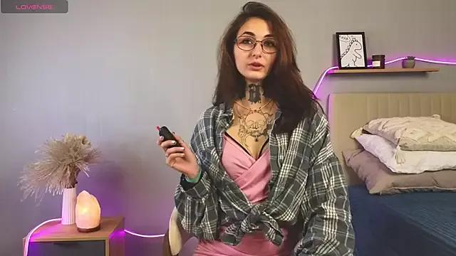 LisaDeVil from StripChat is Freechat