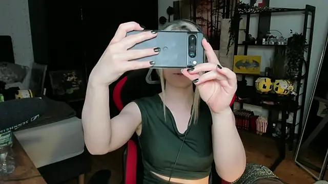 Lisaonthemoon from StripChat is Freechat