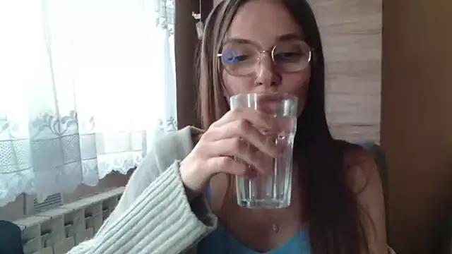 LooveELLYx from StripChat