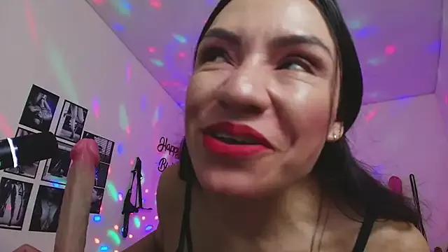 lucianadiamond from StripChat is Freechat