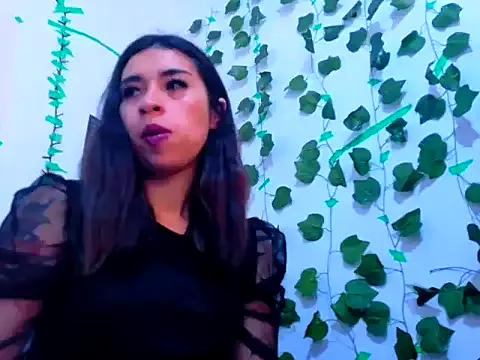 lucywhite13 from StripChat is Freechat