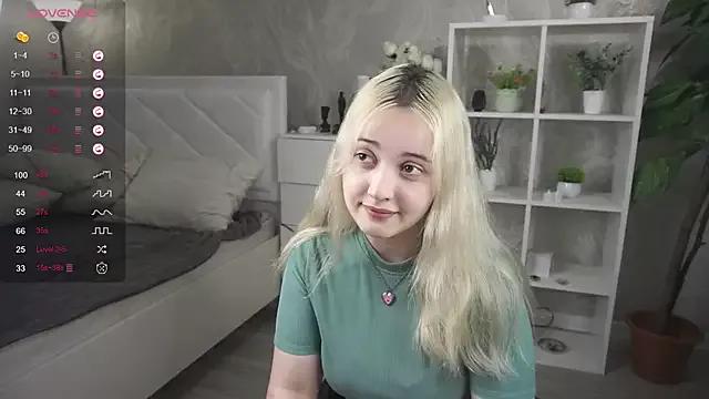 LynetGold from StripChat is Freechat