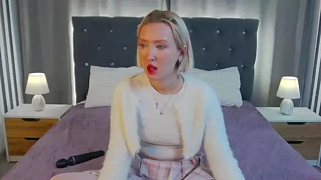 MarianeSun from StripChat is Freechat