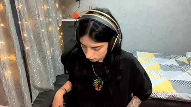 Meowluly from StripChat is Freechat