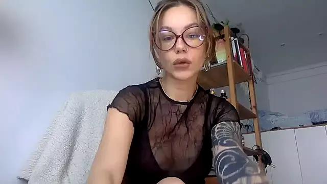 MiraLuna from StripChat is Freechat