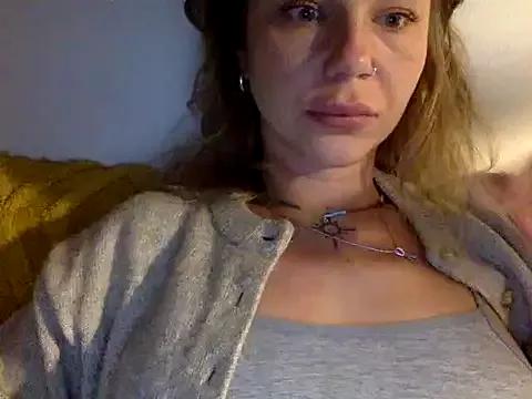 MiraLuna from StripChat is Freechat