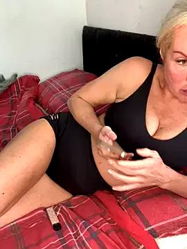 modeljadeelee from StripChat is Freechat