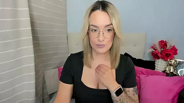 MollyFlowers from StripChat is Freechat