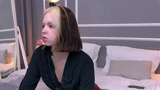 MollyHuntt from StripChat is Freechat