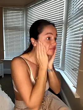 Mollyloverxo from StripChat is Freechat