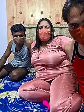 MOM-SUN-COUPLE from StripChat is Freechat