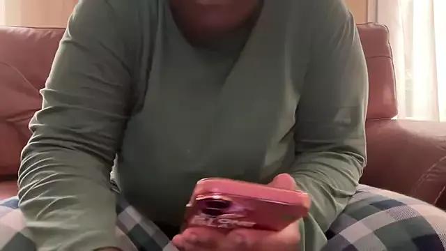 nanaisbackk from StripChat is Freechat