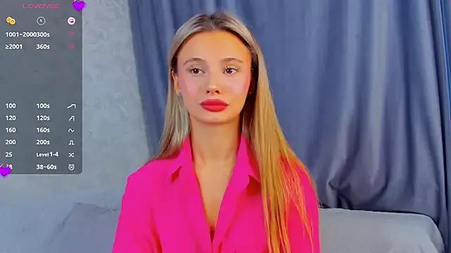 NaughtySeraphine from StripChat is Freechat